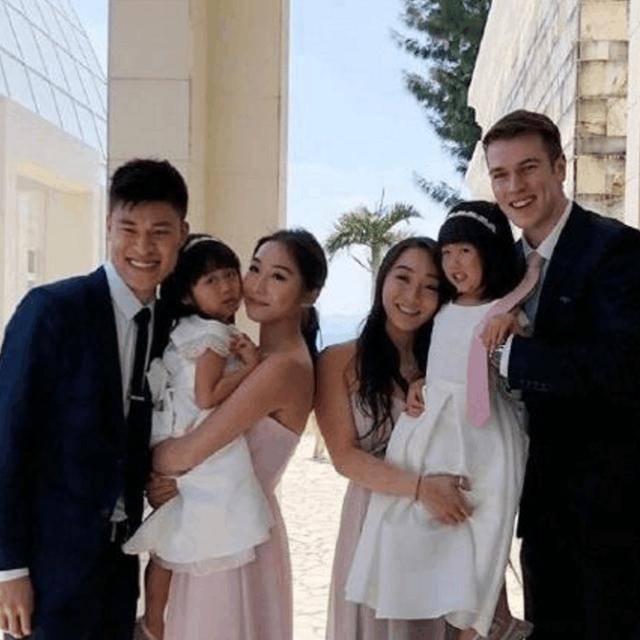 梁家輝全家參加妹妹婚禮！沒想到兩個女兒如今居然長得這麼美！女兒還各攜男友出境！網友: 兩姐妹女兒口味大不同！