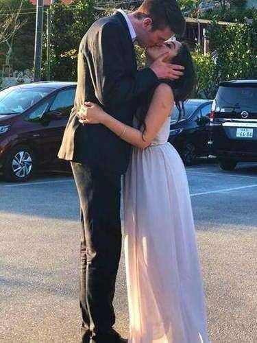 梁家輝全家參加妹妹婚禮！沒想到兩個女兒如今居然長得這麼美！女兒還各攜男友出境！網友: 兩姐妹女兒口味大不同！