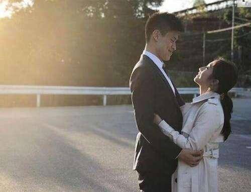 梁家輝全家參加妹妹婚禮！沒想到兩個女兒如今居然長得這麼美！女兒還各攜男友出境！網友: 兩姐妹女兒口味大不同！