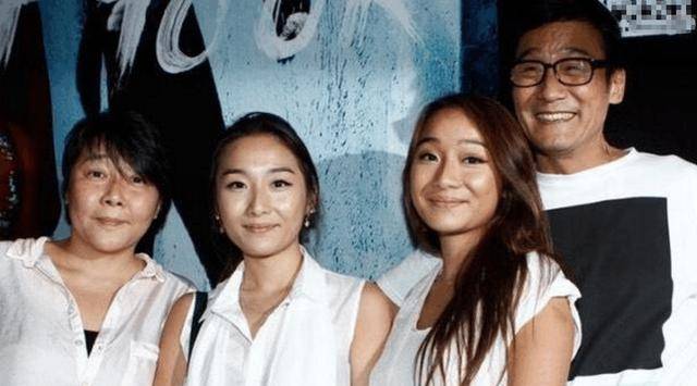梁家輝全家參加妹妹婚禮！沒想到兩個女兒如今居然長得這麼美！女兒還各攜男友出境！網友: 兩姐妹女兒口味大不同！