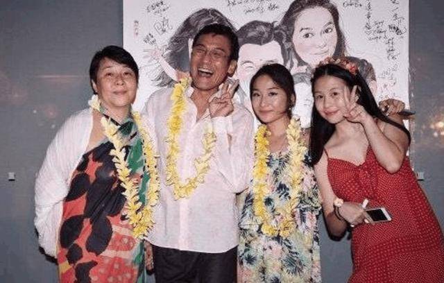 梁家輝全家參加妹妹婚禮！沒想到兩個女兒如今居然長得這麼美！女兒還各攜男友出境！網友: 兩姐妹女兒口味大不同！