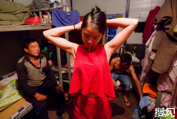 23歲少婦獨自到工地「做粗活賺錢」，丈夫不在身邊的她....竟只能「和7名男工擠一間宿舍」！