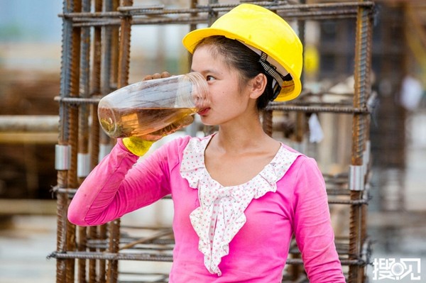 23歲少婦獨自到工地「做粗活賺錢」，丈夫不在身邊的她....竟只能「和7名男工擠一間宿舍」！