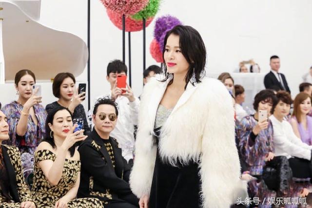 胡杏兒全家近照，夫妻恩愛常過二人世界，廚藝精湛兒子養的可愛
