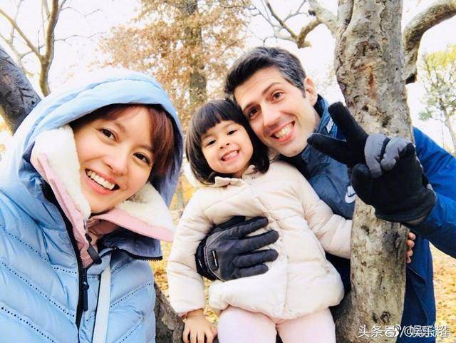 餅印一樣！梁詠琪大曬全家福除了帥氣老公和可愛女兒，弟弟模樣更搶鏡！