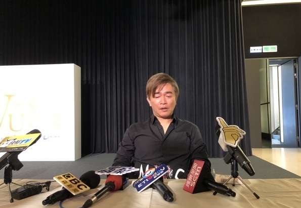 吳宗憲突在記者會「趴桌爆哭3分鐘」　現場沒人敢出聲　最後寫下「9字」就離開