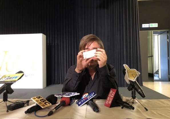 吳宗憲突在記者會「趴桌爆哭3分鐘」　現場沒人敢出聲　最後寫下「9字」就離開