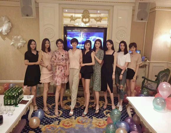 超難測試！照片中9正妹只有「1人是不泡夜店正經人」你能猜出嗎？答案竟…