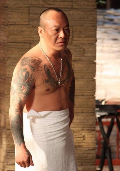 大B哥65歲吳志雄全家照！當年帶100多個黑幫小弟齊拍戲，如今女兒居然長得這麼美！不出道真浪費了！