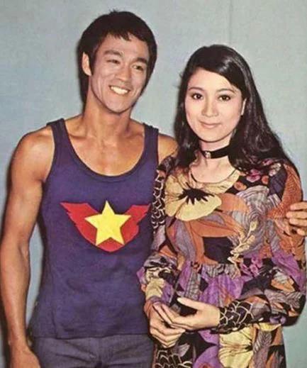 向華強有錢有勢長得也不差，為何會對又胖又凶的向太死心塌地30年，原來事出有因！