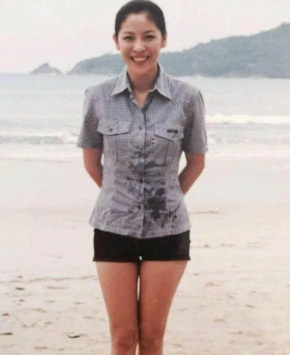 向華強有錢有勢長得也不差，為何會對又胖又凶的向太死心塌地30年，原來事出有因！