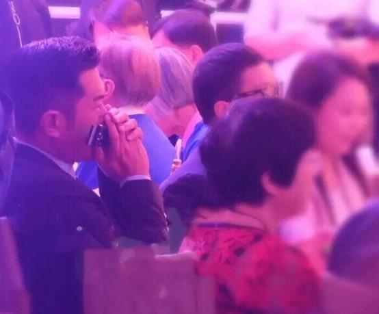 他身家至少42億，戲約一部接一部，每天睡不到4小時，如今他的手機掀起熱議！ 