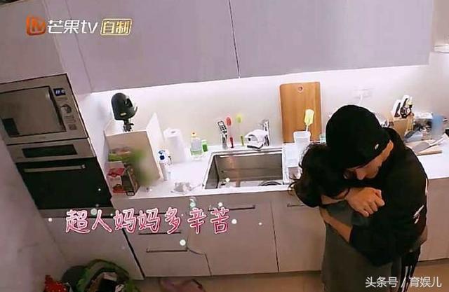 賈靜雯給1歲女兒「洗頭的方式」讓網友捏了把冷汗，黃聖依也是，只有她做得很好！ 