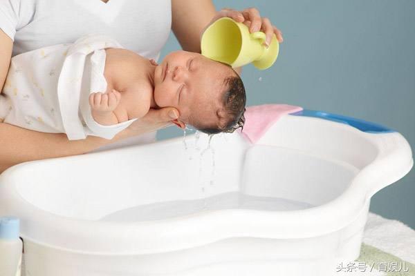 賈靜雯給1歲女兒「洗頭的方式」讓網友捏了把冷汗，黃聖依也是，只有她做得很好！ 