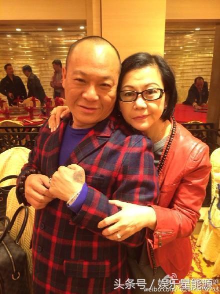    65歲吳志雄全家照！當年帶100多個黑幫小弟齊拍戲，沒想到如今女兒居然長得這麼美！網友：女兒不出道就浪費了！