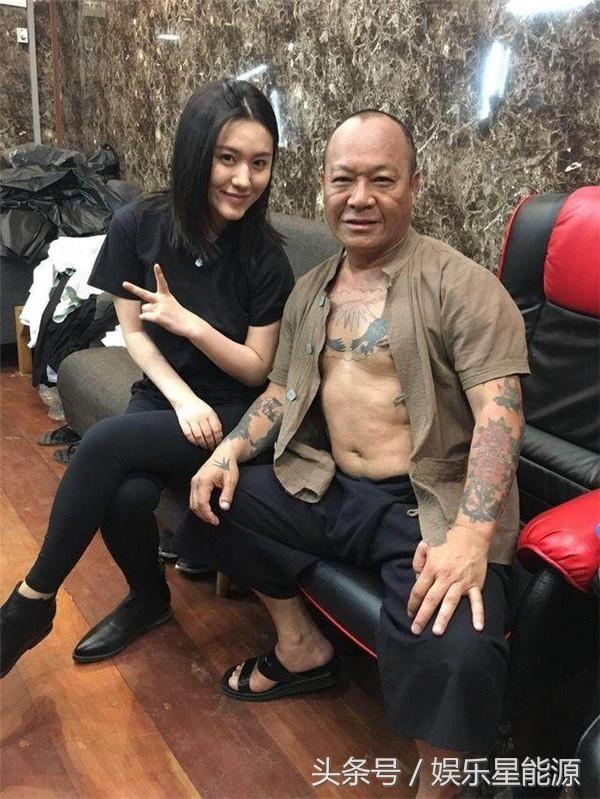    65歲吳志雄全家照！當年帶100多個黑幫小弟齊拍戲，沒想到如今女兒居然長得這麼美！網友：女兒不出道就浪費了！