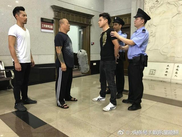    65歲吳志雄全家照！當年帶100多個黑幫小弟齊拍戲，沒想到如今女兒居然長得這麼美！網友：女兒不出道就浪費了！