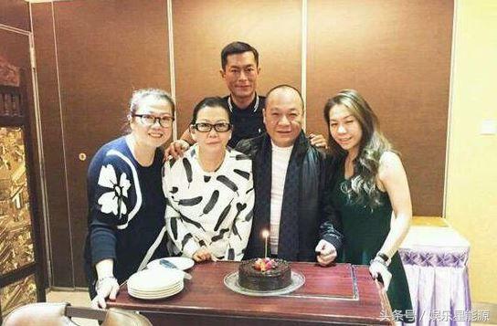   65歲吳志雄全家照！當年帶100多個黑幫小弟齊拍戲，沒想到如今女兒居然長得這麼美！網友：女兒不出道就浪費了！