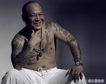    65歲吳志雄全家照！當年帶100多個黑幫小弟齊拍戲，沒想到如今女兒居然長得這麼美！網友：女兒不出道就浪費了！