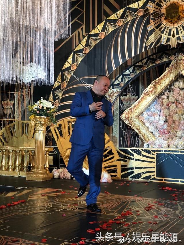    65歲吳志雄全家照！當年帶100多個黑幫小弟齊拍戲，沒想到如今女兒居然長得這麼美！網友：女兒不出道就浪費了！