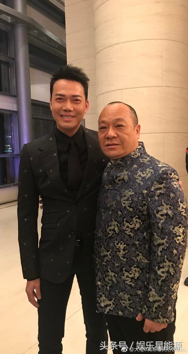    65歲吳志雄全家照！當年帶100多個黑幫小弟齊拍戲，沒想到如今女兒居然長得這麼美！網友：女兒不出道就浪費了！