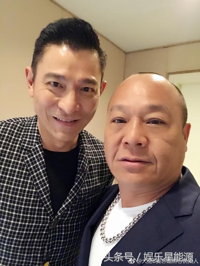    65歲吳志雄全家照！當年帶100多個黑幫小弟齊拍戲，沒想到如今女兒居然長得這麼美！網友：女兒不出道就浪費了！