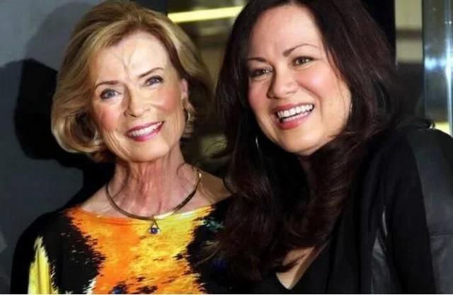 李小龍73歲妻子近照曝光，年輕的像50歲，女兒顏值讓人驚豔不已! 