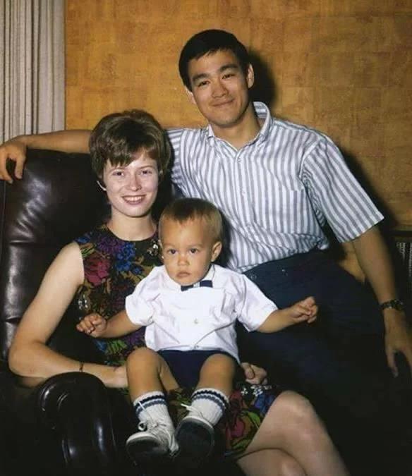 李小龍73歲妻子近照曝光，年輕的像50歲，女兒顏值讓人驚豔不已! 