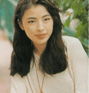  她嫁歌壇巨星，多年隱婚無子，二女共侍一夫，忍無可忍出家為尼！