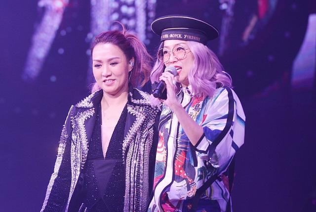 黎瑞恩演唱會張智霖夫婦助陣，鄭秀文化身「女警」幫唱酷感炸裂