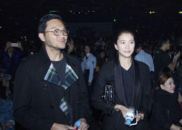 黎瑞恩演唱會張智霖夫婦助陣，鄭秀文化身「女警」幫唱酷感炸裂