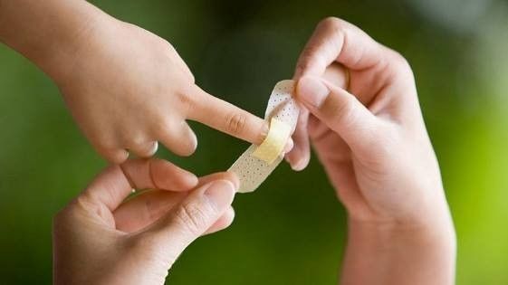 科學家發明「皮膚拉鏈」，只要把傷口拉鏈拉上就好，超血腥畫面讓人懷疑，但網友驚呼超神奇 