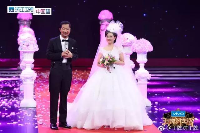 這一場遲到了20年的婚禮，當他緊握妻子的手，含淚說出4個字全場都哭了！