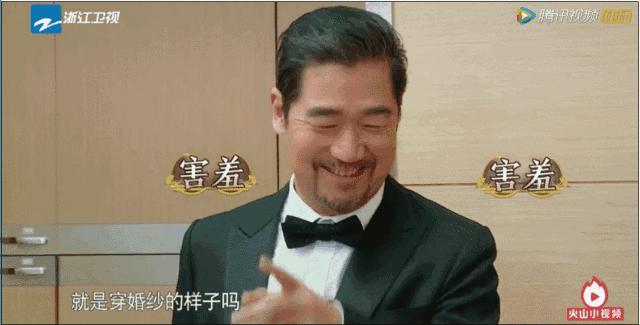 這一場遲到了20年的婚禮，當他緊握妻子的手，含淚說出4個字全場都哭了！