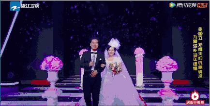 這一場遲到了20年的婚禮，當他緊握妻子的手，含淚說出4個字全場都哭了！