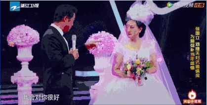這一場遲到了20年的婚禮，當他緊握妻子的手，含淚說出4個字全場都哭了！