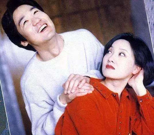 這一場遲到了20年的婚禮，當他緊握妻子的手，含淚說出4個字全場都哭了！