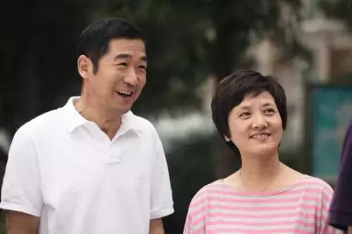這一場遲到了20年的婚禮，當他緊握妻子的手，含淚說出4個字全場都哭了！