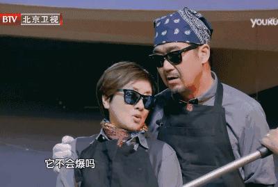 這一場遲到了20年的婚禮，當他緊握妻子的手，含淚說出4個字全場都哭了！