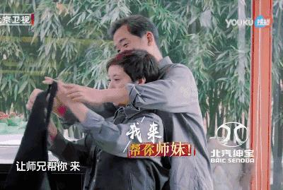 這一場遲到了20年的婚禮，當他緊握妻子的手，含淚說出4個字全場都哭了！