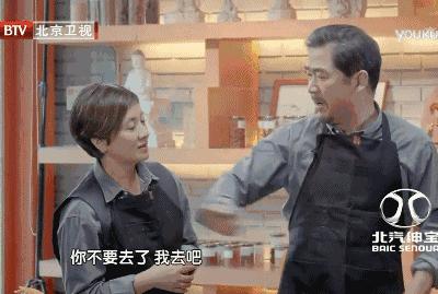 這一場遲到了20年的婚禮，當他緊握妻子的手，含淚說出4個字全場都哭了！