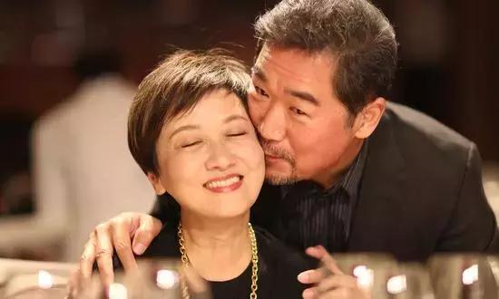 這一場遲到了20年的婚禮，當他緊握妻子的手，含淚說出4個字全場都哭了！