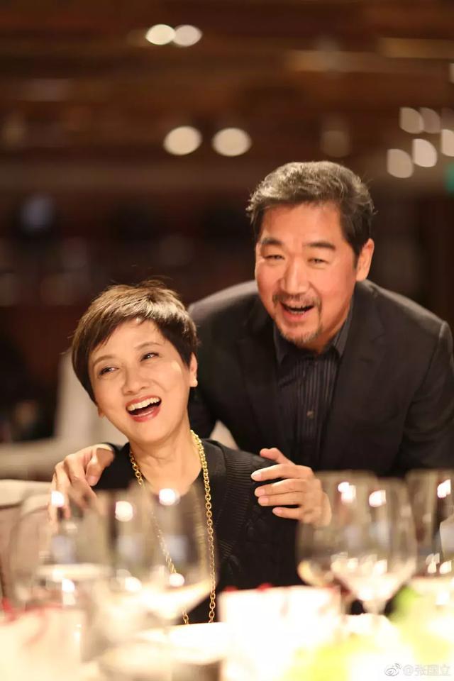 這一場遲到了20年的婚禮，當他緊握妻子的手，含淚說出4個字全場都哭了！