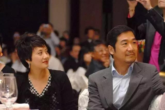這一場遲到了20年的婚禮，當他緊握妻子的手，含淚說出4個字全場都哭了！