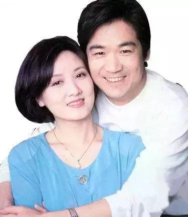 這一場遲到了20年的婚禮，當他緊握妻子的手，含淚說出4個字全場都哭了！