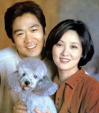 這一場遲到了20年的婚禮，當他緊握妻子的手，含淚說出4個字全場都哭了！