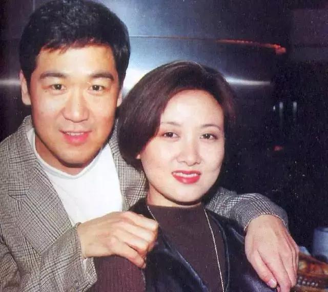 這一場遲到了20年的婚禮，當他緊握妻子的手，含淚說出4個字全場都哭了！