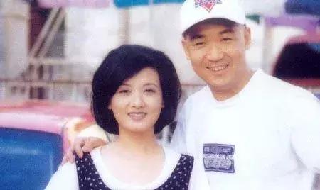 這一場遲到了20年的婚禮，當他緊握妻子的手，含淚說出4個字全場都哭了！