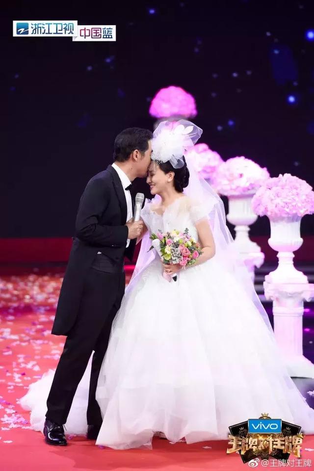 這一場遲到了20年的婚禮，當他緊握妻子的手，含淚說出4個字全場都哭了！