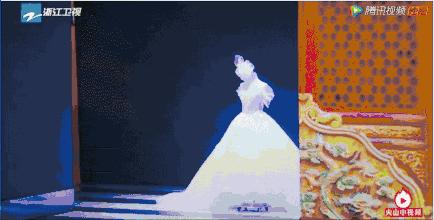 這一場遲到了20年的婚禮，當他緊握妻子的手，含淚說出4個字全場都哭了！